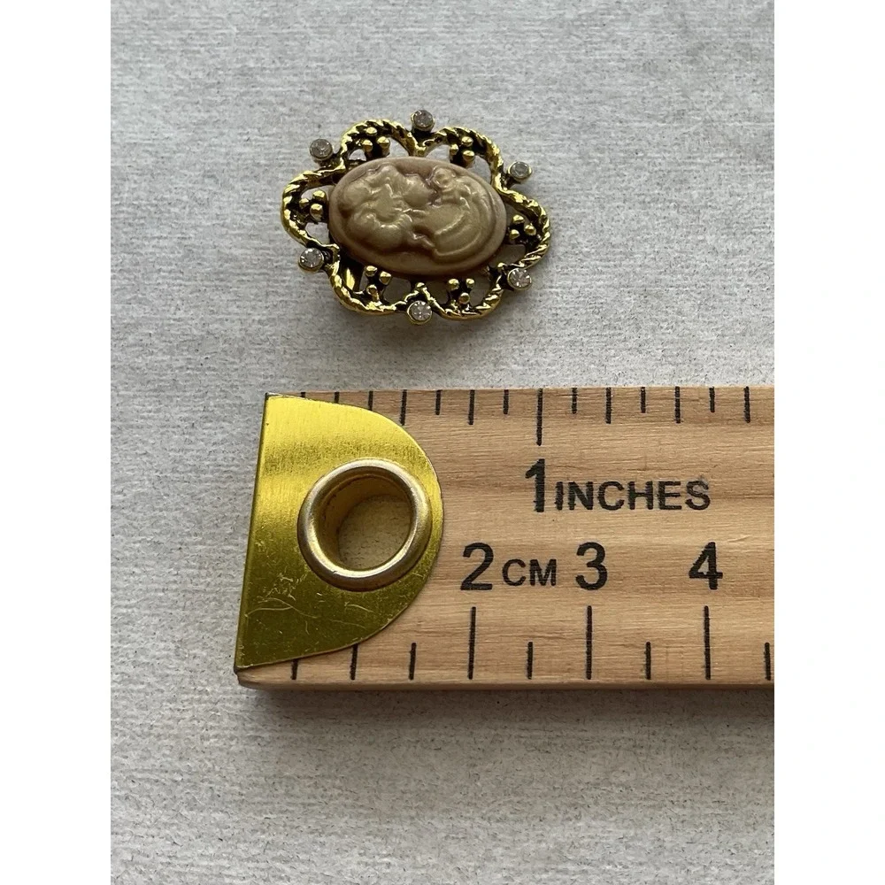 vintage-style gold-tone cameo brooch Filigree Vintage Estate Jewelry